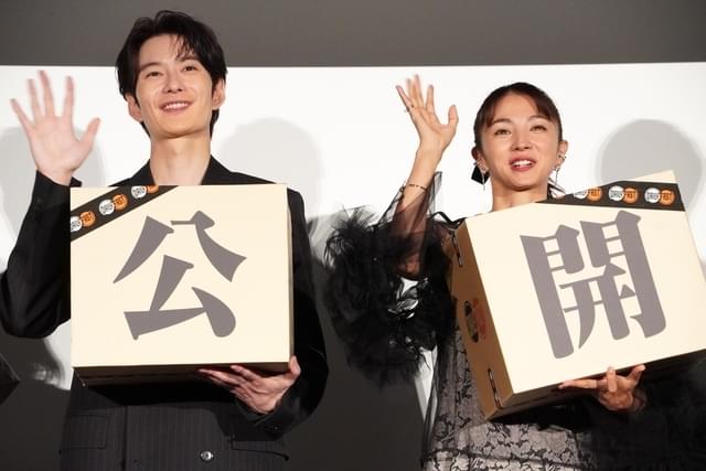 舞台挨拶を盛り上げた満島ひかり(右)と岡田将生