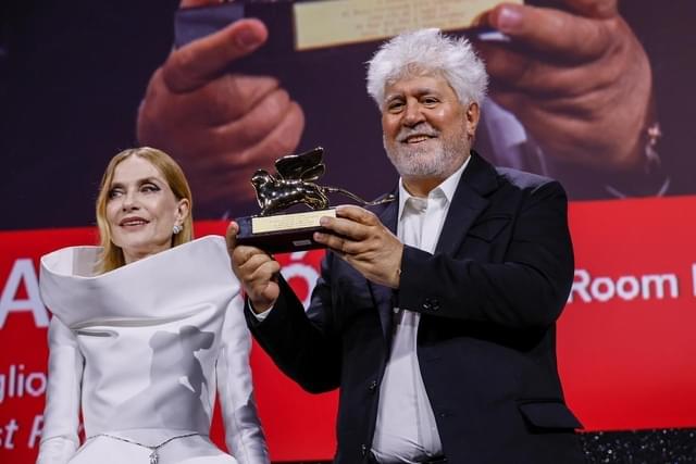 ペドロ・アルモドバル監督(右)と審査員長のイザベル・ユペール