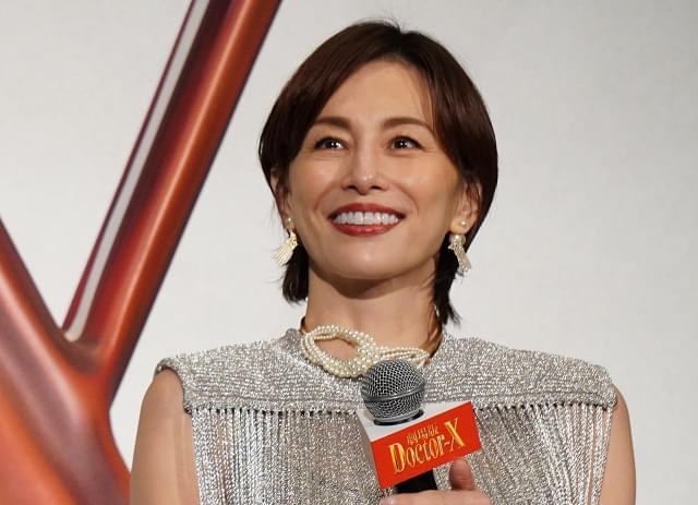 笑顔の米倉涼子