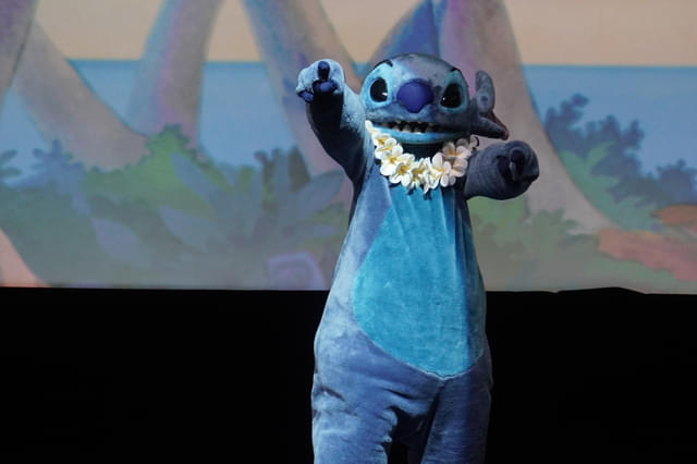 スティッチが登場し、実写版「リロ&スティッチ」も紹介された