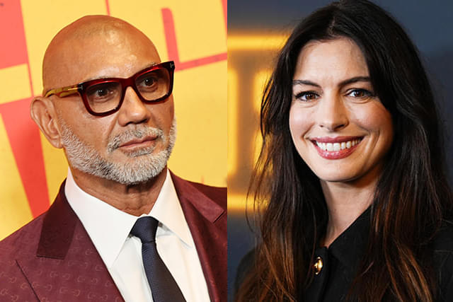 アン・ハサウェイ(右)&デイブ・バウティスタ(左)