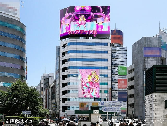 池袋駅の大型ビジョンと柱には、デビュー広告が登場!