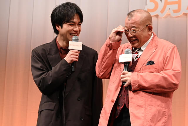 笑福亭鶴瓶(右)と重岡大毅