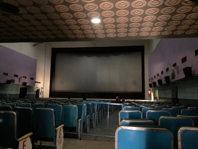 70ミリフィルム上映対応の大きなスクリーンで鑑賞