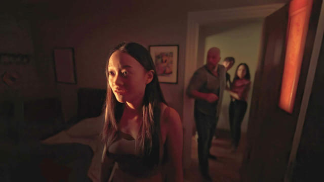 見えない何かの存在が家族崩壊を観察する…