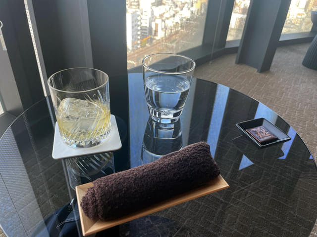 OVERTUREのウェルカムドリンクはCLASS Sの鑑賞料金に含まれている(一部除外あり)。今回は「余市」のロックを注文した