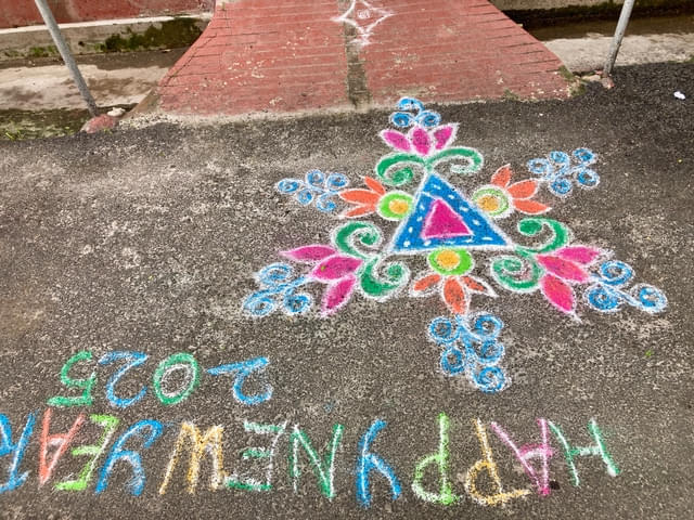 家の玄関にコーラムという美しい模様が描かれる