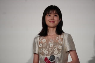 ジェシー＆櫻井海音、福本莉子に花束のサプライズプレゼント【「お嬢と番犬くん」公開記念舞台挨拶】