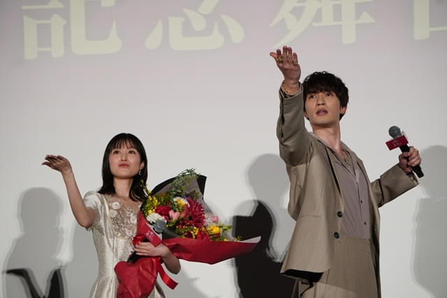 (左から)福本莉子、ジェシー