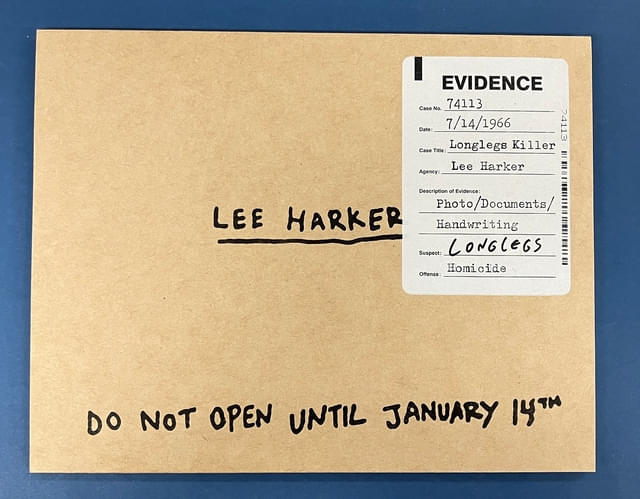 リアルな証拠品ラベルが貼られた冊子。「JANUARY 14TH(1月14日)」の意味は劇中で明らかになる。