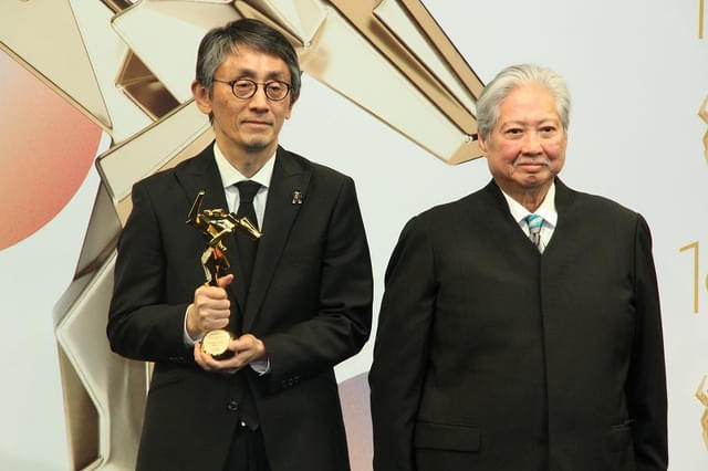 最優秀監督賞を獲得した「敵」の吉田大八（左）、審査委員長のサモ・ハン