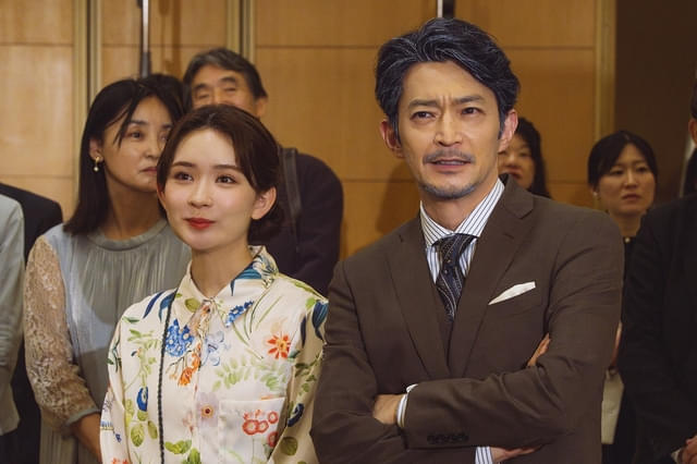 イケメン編集長（津田健次郎）と明子のアシスタントの佐藤（畑芽育）