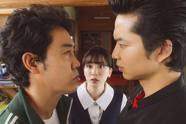 にらみ合う日高先生と今ちゃん（鈴木仁）