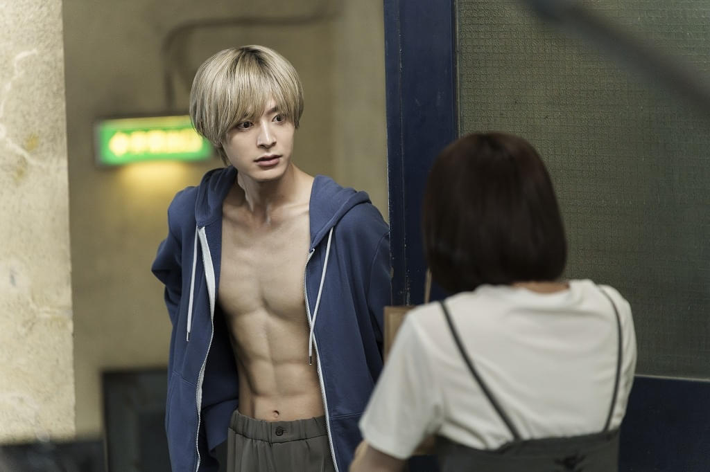 塩野瑛久のバキバキ腹筋に注目！ のん主演「幸せカナコの殺し屋生活」カメレオン俳優の魅力に迫る場面写真を公開