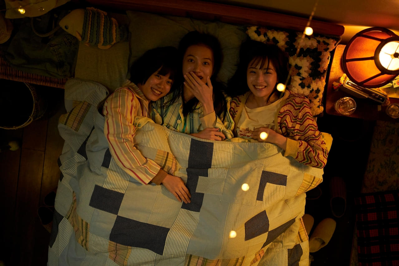 広瀬すず＆杉咲花＆清原果耶の姉妹のようにリラックス！ 「片思い世界」仲良しメイキングショット3点