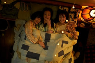 広瀬すず＆杉咲花＆清原果耶の姉妹のようにリラックス！ 「片思い世界」仲良しメイキングショット3点