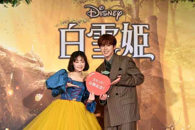 吉柳咲良、公開初日に4DXで、女王役・月城かなとと鑑賞