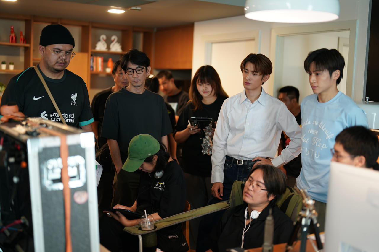 Snow Man向井康二がタイでクランクイン！ 「Dating Game」マーチらと全力投球する撮影現場をレポート