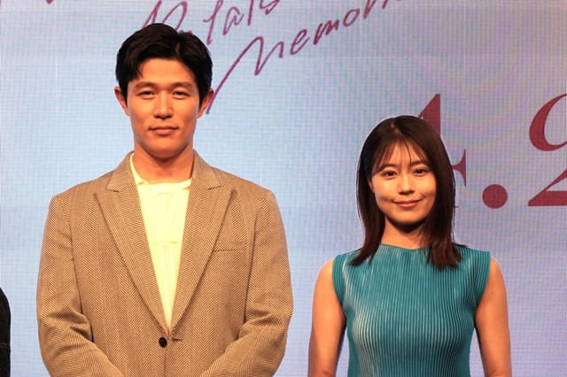 鈴木亮平(左)、有村架純(右)