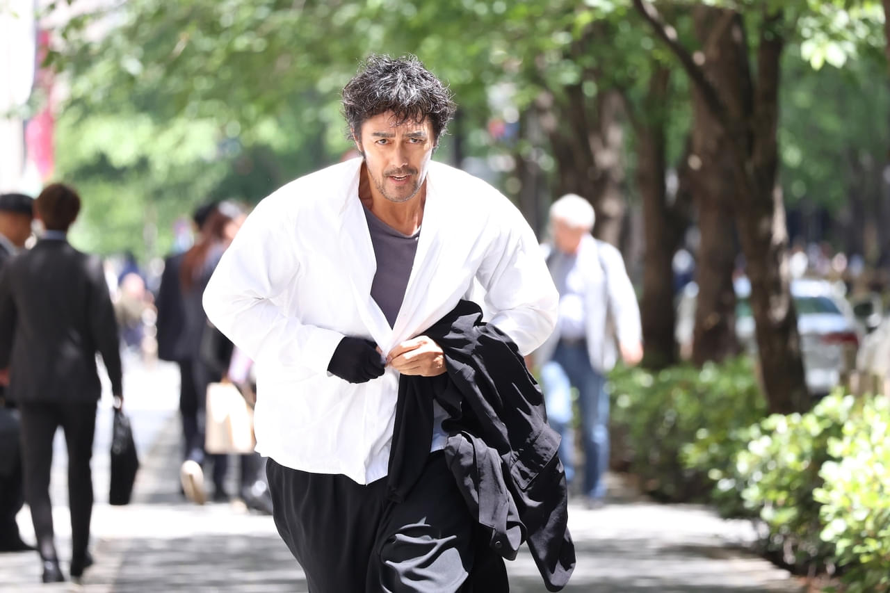 阿部寛×菜々緒「キャンドルスティック」衝撃のマネーサスペンスを予感させる場面写真披露