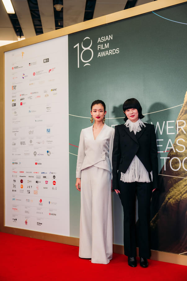 河合優実（左）、「ナミビアの砂漠」監督の山中瑶子（右）