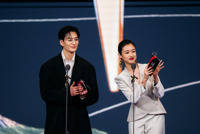 授賞式では岡田将生とプレゼンターを務めた