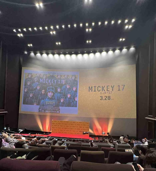 前方のチェッカーボードが登壇スペース。いかにスクリーンが巨大か