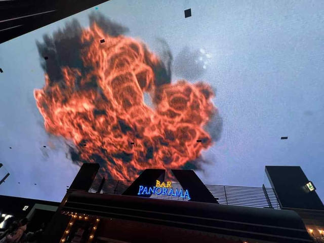 ロビー頭上の巨大パネルで鑑賞気分も盛り上がる