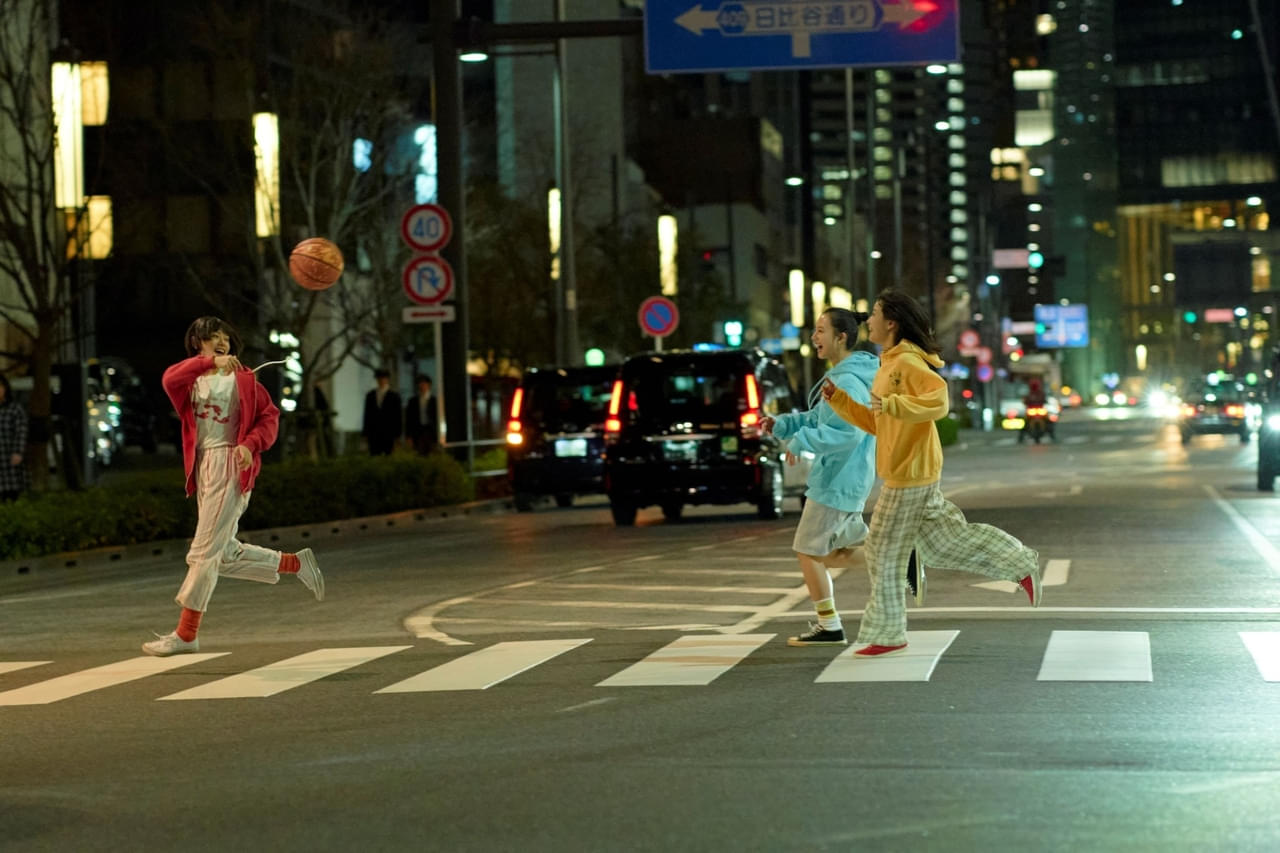 【本日公開】広瀬すず×杉咲花×清原果耶、夜の東京でバスケ！ 「片思い世界」謎が深まる本編映像