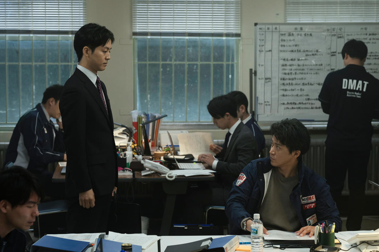 小栗旬主演「フロントライン」新型コロナウイルスが迫る緊張の“最前線”を切り取った場面写真、一挙公開