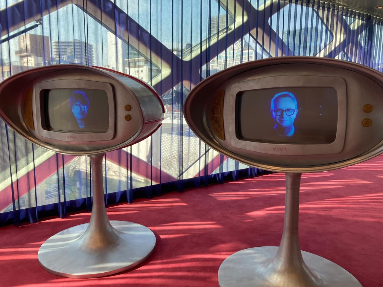 ニコラス・ウィンディング・レフン＆小島秀夫による展覧会「SATELLITES」開幕 ふたりの友情、唯一無二の関係から生まれた親密な作品