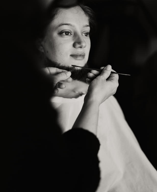 メイク中のナディア・テレスキウィッツ