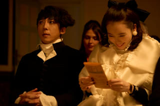 高橋一生×飯豊まりえ、抜群のコンビネーション！ 「岸辺露伴は動かない 懺悔室」ベネチアでの場面写真