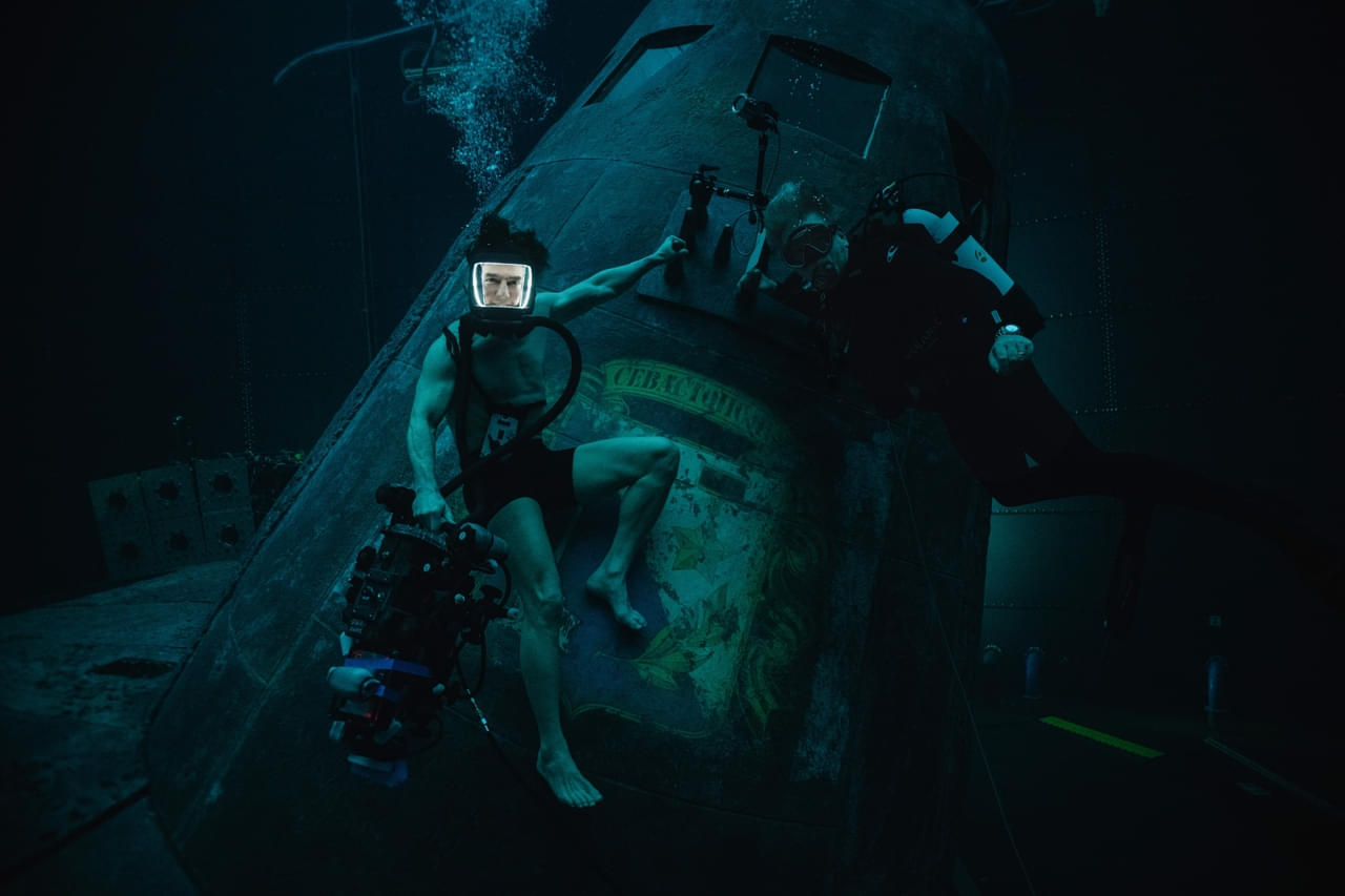 【極限】さすがのトム・クルーズも笑顔を封印… 超絶危険な潜水スタントに挑む「ミッション：インポッシブル」最新作の特別映像