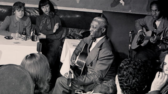 ライブ演奏を行うレッド・ベリー