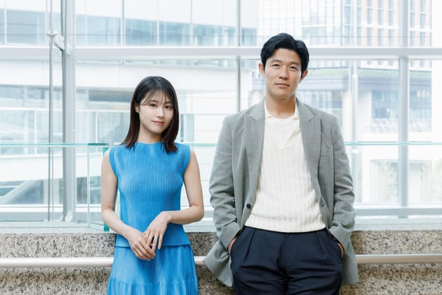 取材でも朗らかな鈴木亮平と有村架純