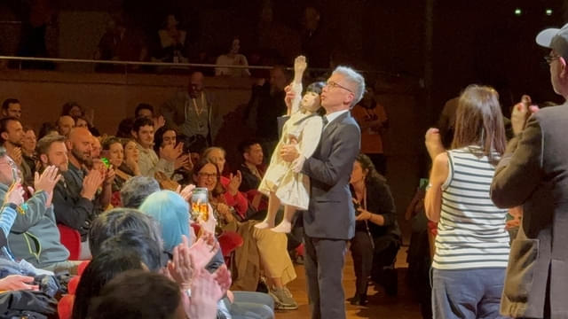 上映終了後、喝采を浴びる矢口監督とアヤ