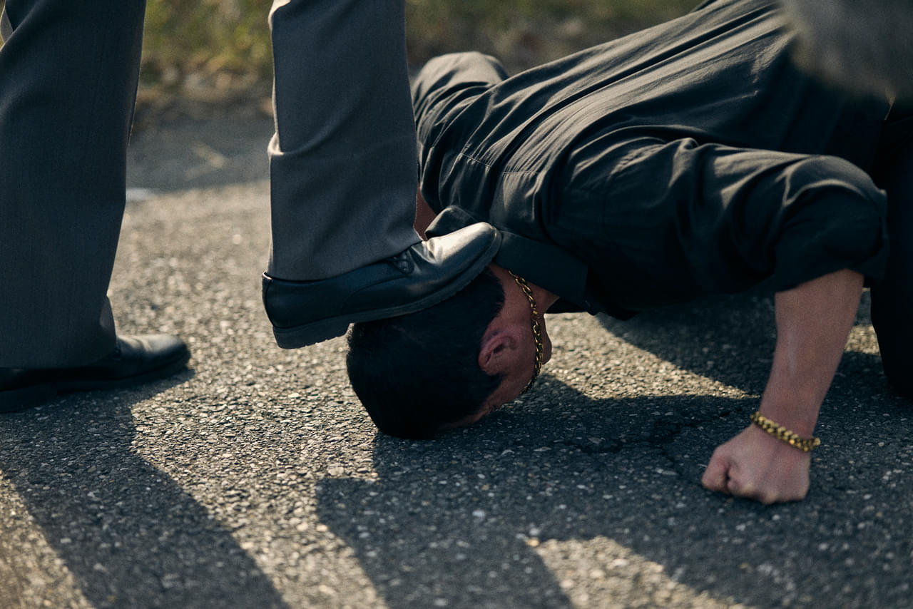 【衝撃】“ロケマサ”伊藤英明、警察官・安田顕にまさかの土下座!? 一触即発、殺気漂うシーンをとらえた「ドンケツ」場面写真