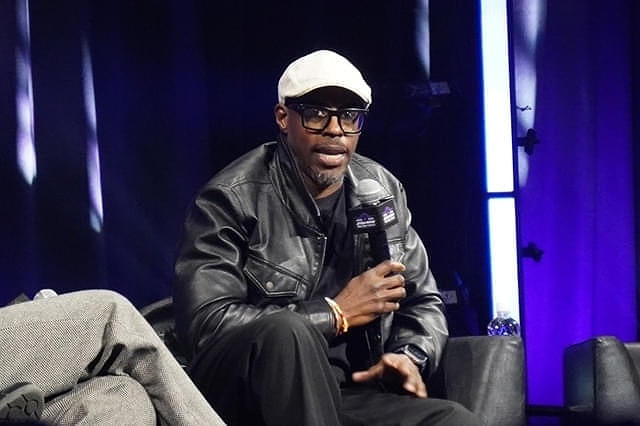 （左）「スター・ウォーズ セレブレーション ジャパン2025」に登場したジャー・ジャー・ビンクス役、アーメッド・ベスト