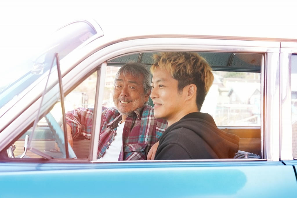 寺尾聰＆松坂桃李共演「父と僕の終わらない歌」 父を支える家族と個性あふれる仲間たちの新場面写真
