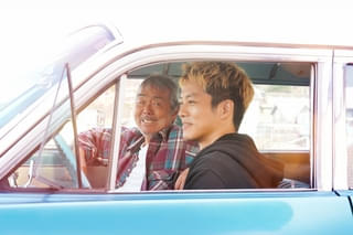 寺尾聰＆松坂桃李共演「父と僕の終わらない歌」 父を支える家族と個性あふれる仲間たちの新場面写真