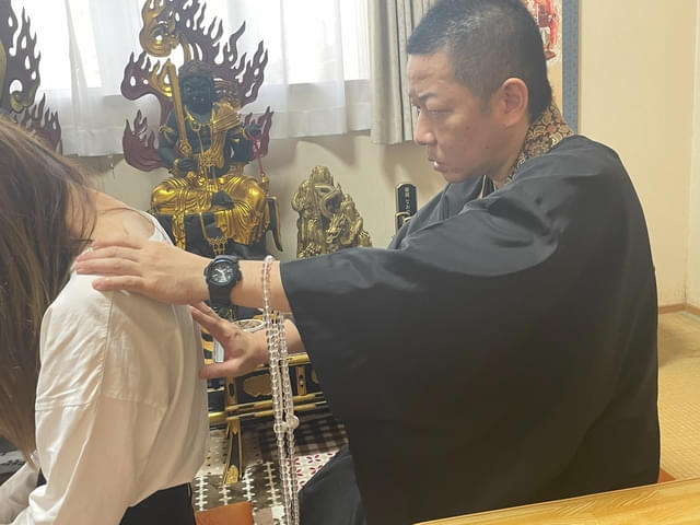 除霊を行う河村照道住職