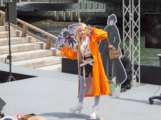 「素材採取家の異世界旅行記」月海つくねのコスプレ撮影ステージ開催 完成度の高さに原作者が涙