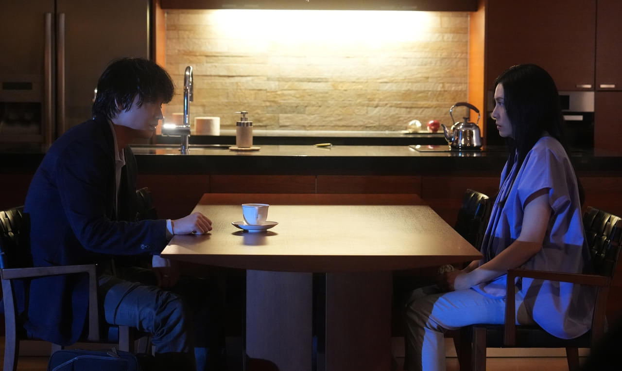 綾野剛vs.柴咲コウ、緊迫の演技合戦！ 「でっちあげ」世にも奇妙な家庭訪問を収めた比較映像 三池崇史監督「二人とも狂ってる（褒）」