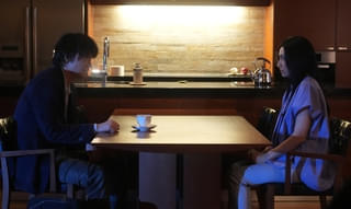 綾野剛vs.柴咲コウ、緊迫の演技合戦！ 「でっちあげ」世にも奇妙な家庭訪問を収めた比較映像 三池崇史監督「二人とも狂ってる（褒）」