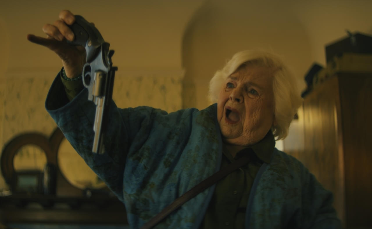 トム・クルーズの超絶アクションに背中を押されたおばあちゃん、オレオレ詐欺への復讐を決意【本編映像公開】