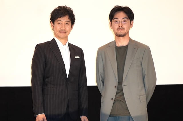 (左から)大泉洋、松田龍平