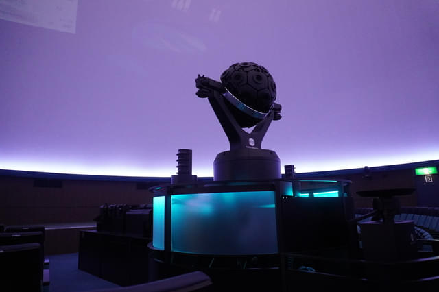 コニカミノルタ社製の最新システムを備えた投影機