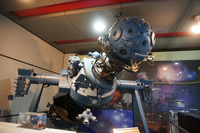 館内に展示されている旧型のプラネタリウム投影機