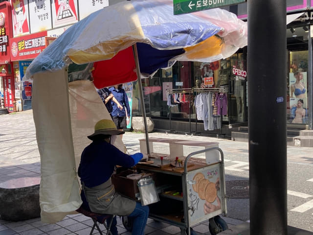 「イカゲーム」に出てくる型抜きお菓子を売る屋台を発見